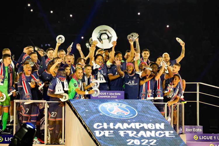 加拉塔萨雷高层炮轰土耳其足协：因遭裁判针对拒绝出席明日仪式（加拉塔萨雷高层怒斥土耳其足协：称遭裁判针对，拒绝出席明日仪式）