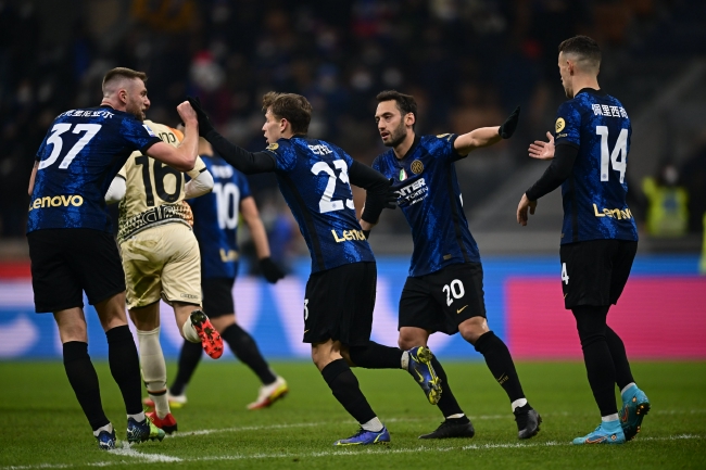 亚冠成都蓉城VS神户胜利船：周定洋坐镇 韦世豪+德尔加多领衔进攻（亚冠成都蓉城战神户胜利船：周定洋压阵，韦世豪搭档德尔加多领衔进攻）