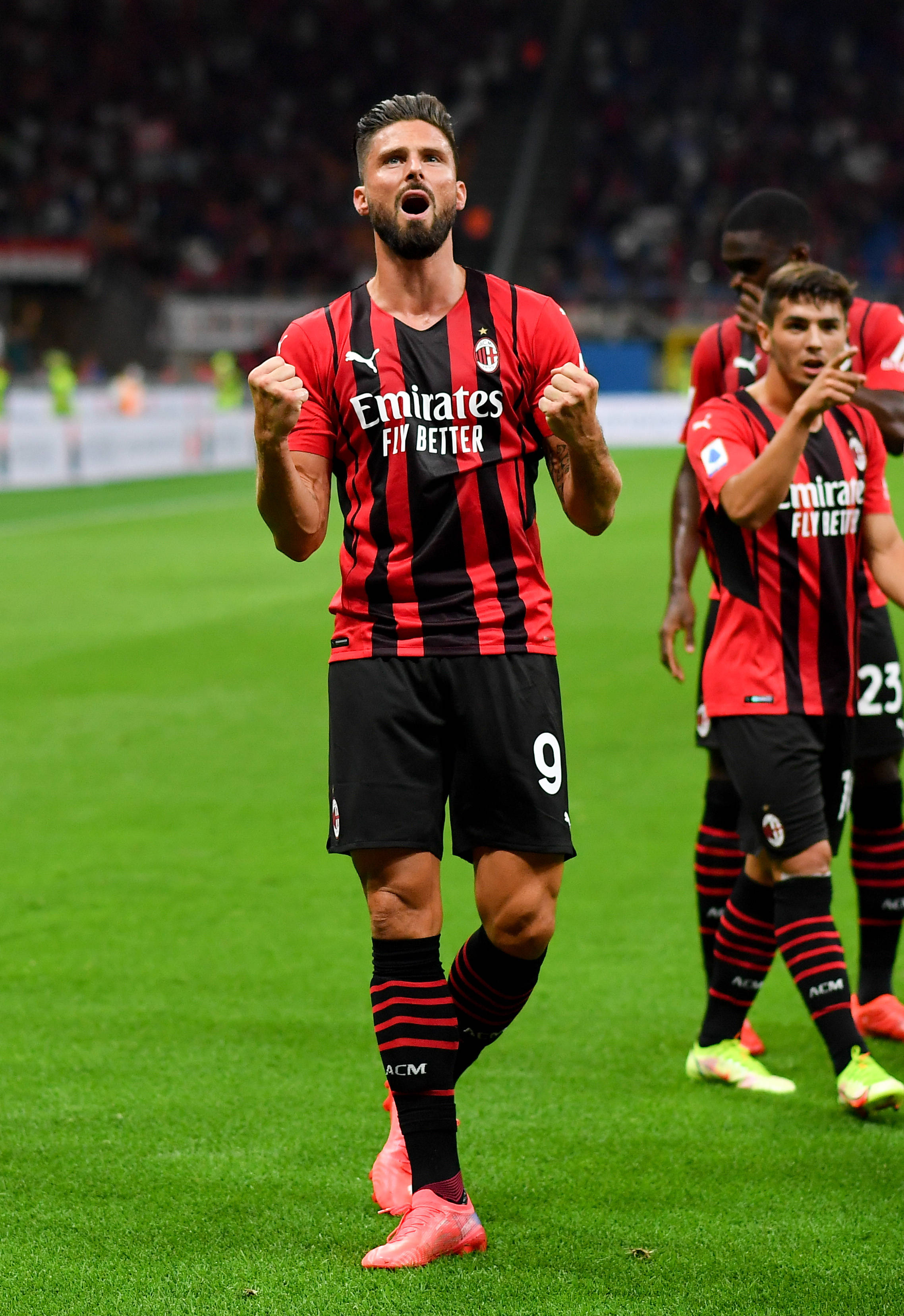 足球意大利名帅重返教练席，引全球媒体关注（意大利足坛名帅重返执教舞台，全球媒体聚焦）