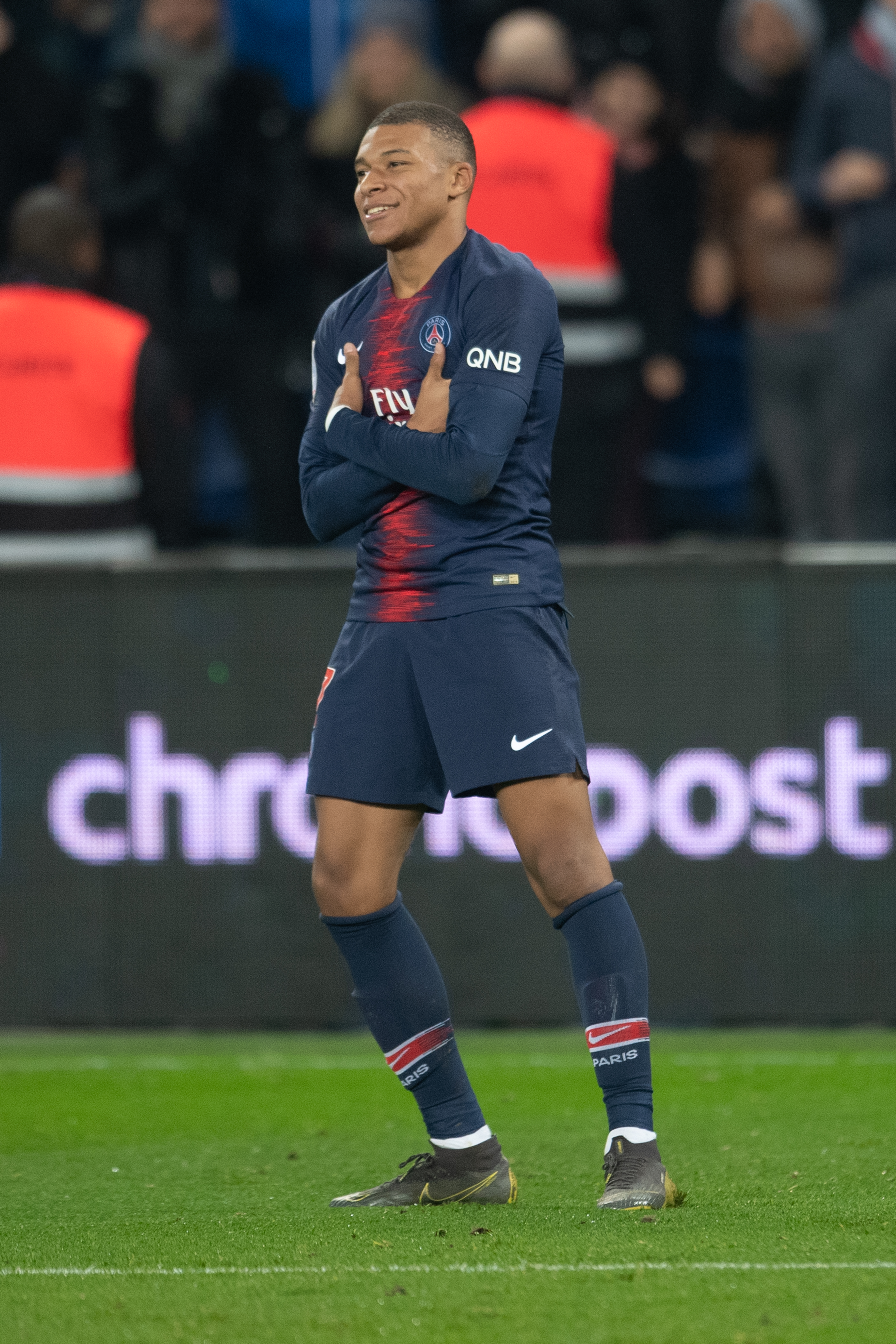 为何近期首发阵容稳定？瓜迪奥拉打趣：我不想再被媒体批评了（近期首发未变，瓜迪奥拉笑称：不想再挨媒体批评）