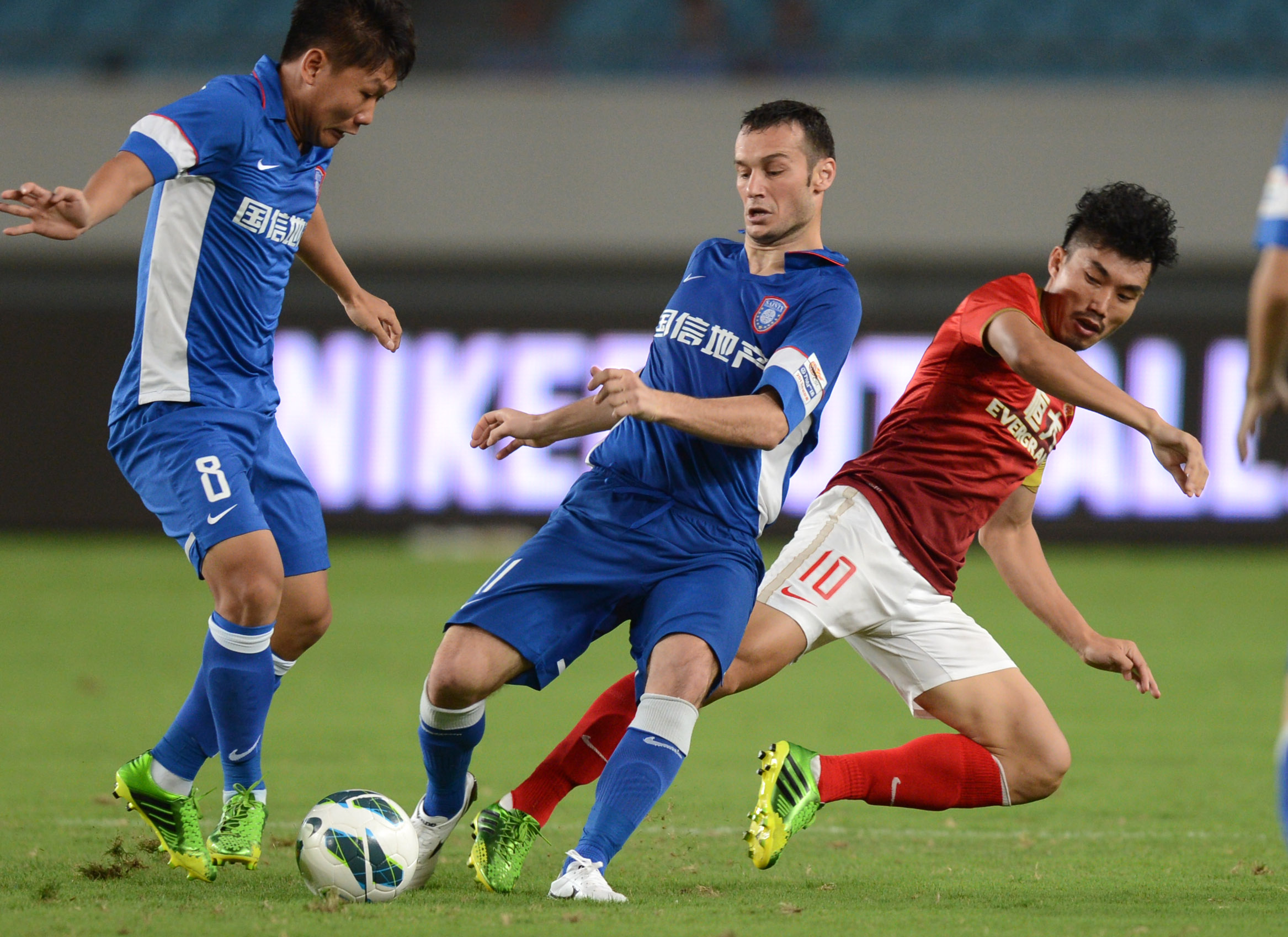 詹姆斯关键三分绝杀比赛（詹姆斯压哨三分终结比赛）