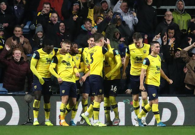 国乒多人香港街头行！王曼昱大笑露齿：8连胜张本美和国乒唯一（国乒众将香港街头漫步！王曼昱笑露齿，对张本美和豪取8连胜成队内唯一）