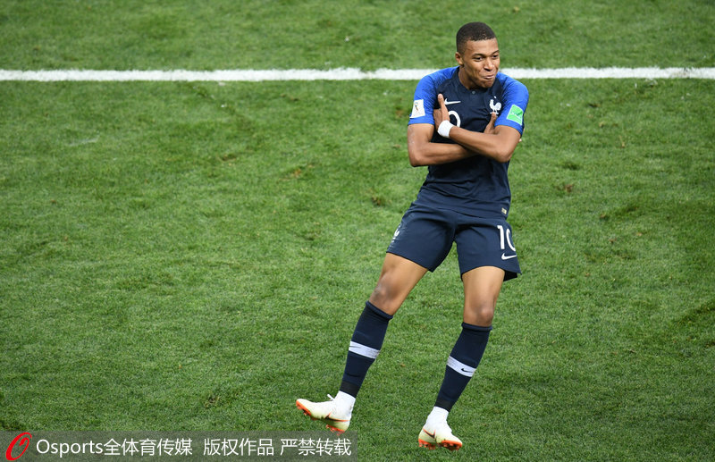 足球国足公开训练吸引千名球迷现场加油（国足公开训练吸引上千球迷到场助威）