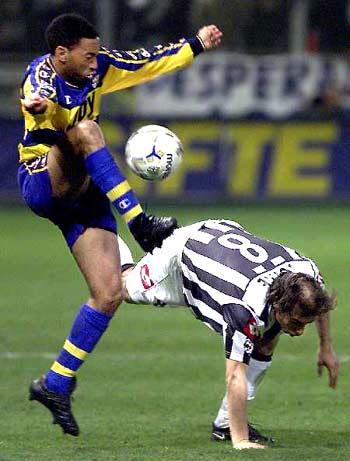 中国球员留洋要分几步走？看看日本足球的“参考答案”（中国球员留洋该如何分步推进？日本足球提供借鉴）