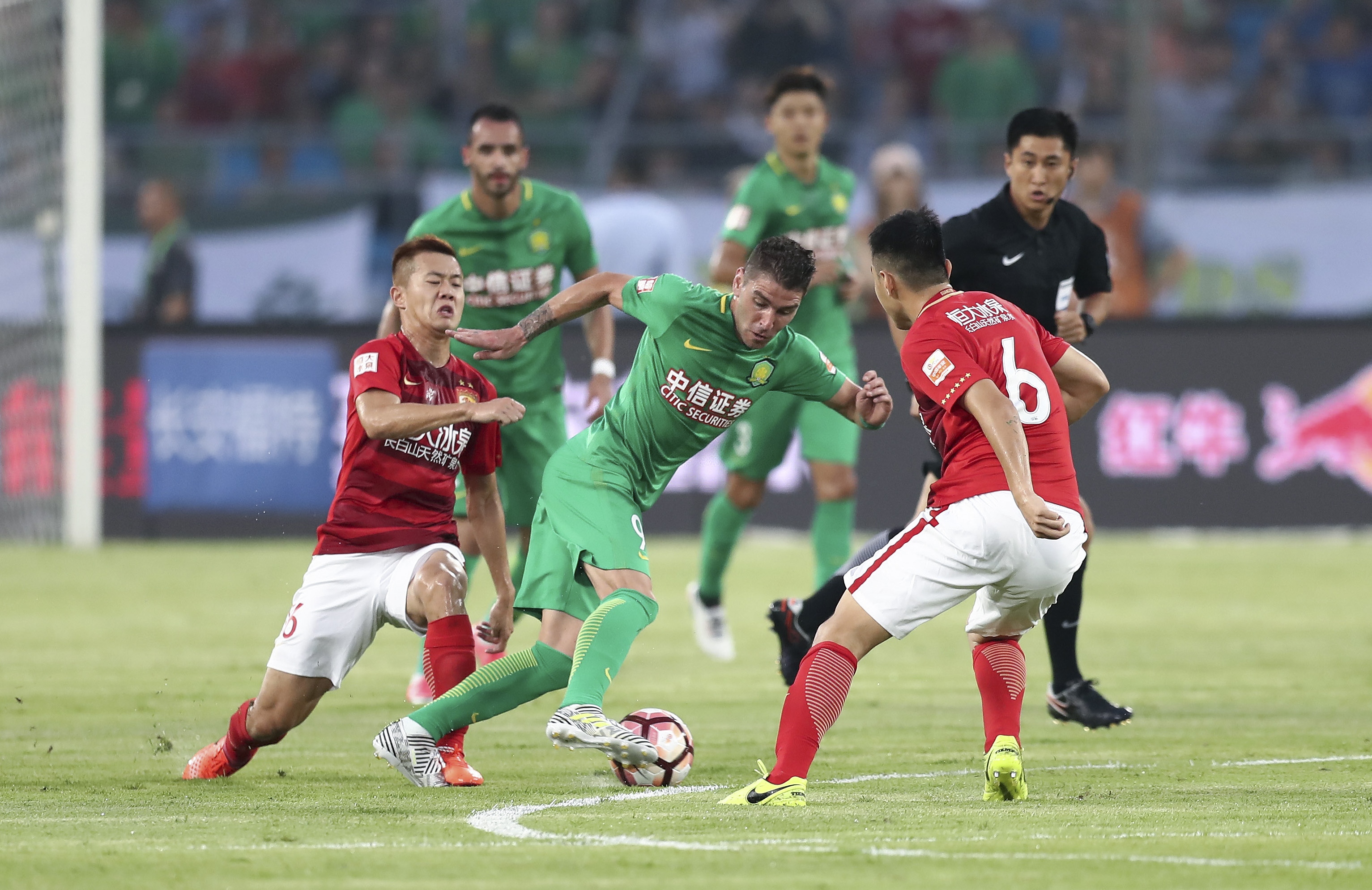 足球英足总宣布新规，严惩假摔行为引关注（英足总推出新规：严罚假摔行为引发热议）